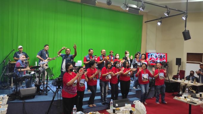 Romo Wilfrid ikut berjoget saat Romo Lamma bernyanyi--PAKAI